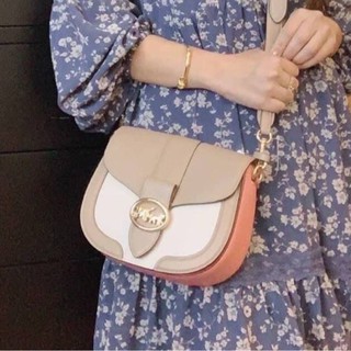 (ผ่อน0%) กระเป๋าสะพายข้าง 🔻COACH C3596 GEORGIE SADDLE BAG IN COLORBLOCK หนังแท้ สีน้ำตาล ขาว