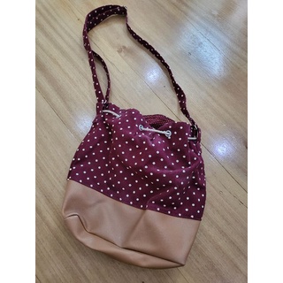 กระเป๋าทรงถุงกลม ลายจุดสีแดงไวน์ ก้นถุงเป็นหนัง ใส่ของได้เยอะ (ส่งต่อ)
