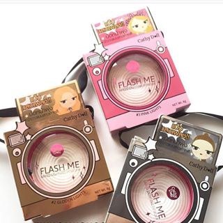 แป้งแสงแฟลช Cathy Doll Flash Me Baked Lighting Powder  8g. เนื้อBakedผสมชิมเมอร์