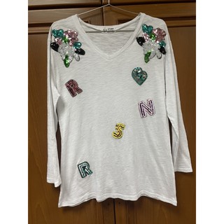 เสื้อยืดสีขาวเเขนยาว