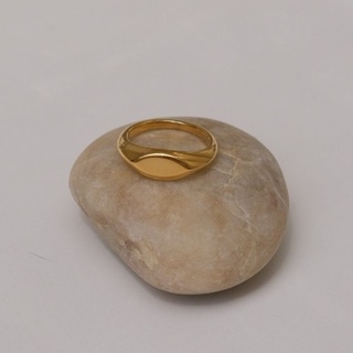 Bemet studio petite signet ring