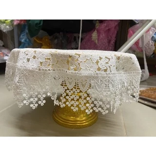 ผ้ารองพานลูกไม้สีขาว ใช้ทำเป็นผ้ารองสินสอดได้ หรือทำเป็นรองพานสินสอด สามารถทำเป็นผ้ารองพานขันโตกก็ได้