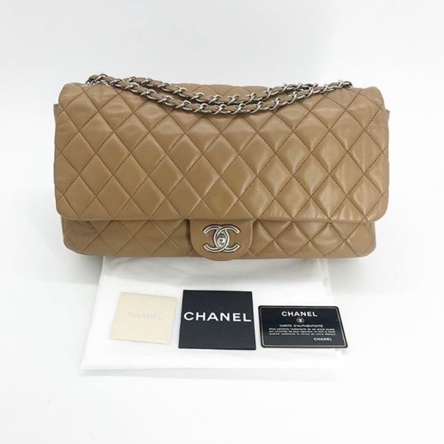 Good condition Chanel classic lamb 13” limited holo13 with rain cover สภาพดีค่า ขอบมุมสวยไม่ถลอก มี 