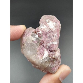🌸 พิงค์ ทัวร์มาลีน และควอตซ์ ก้อนดิบขัดผิวเรียบเล็กน้อย ( Pink Tourmaline ) 🌸