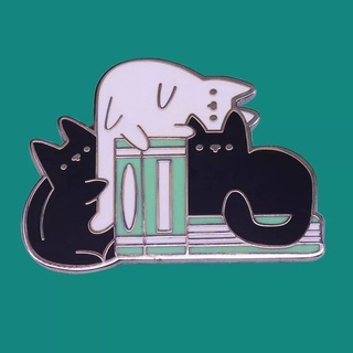 เข็มกลัด / หมุดโลหะ เจ้าแมวสีขาวและดำนอนบนหนังสือ Black White Cat And Books 🤍🖤🐈🐈‍⬛🍀📚📗 (Hard Enamel Pin)