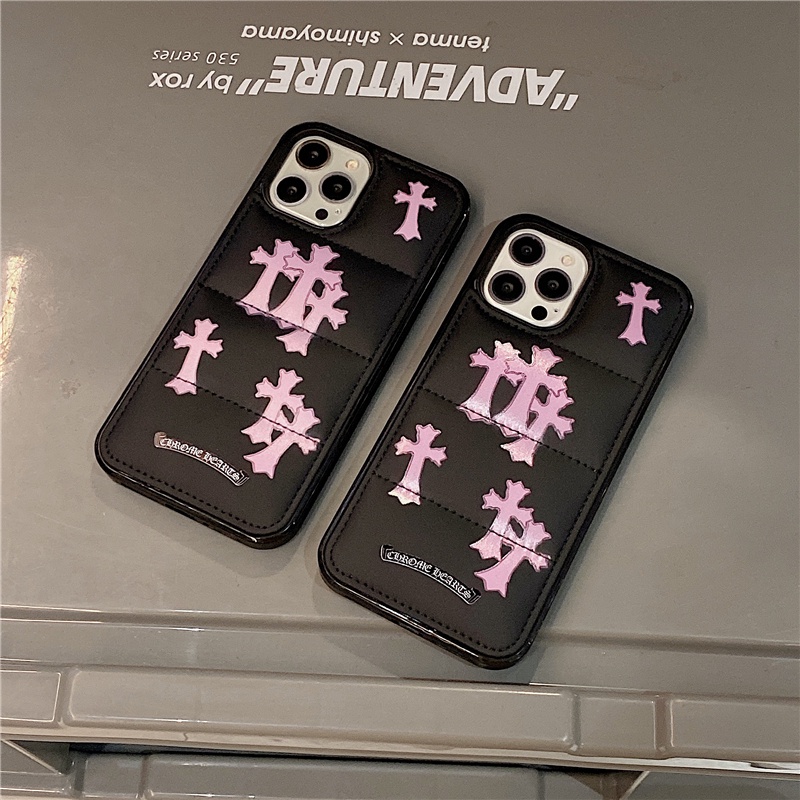 คลังสินค้าพร้อมpink CrossIPhone Caseใช้งานร่วมกับสําหรับIPhone 16 Pro Max 11 12 13 14 15 Pro Maxแฟชั่นChrome Heartsผ้าฝ้ายที่เต็มไปด้วยลงแจ็คเก็ต 3Dปักเป้าฝาครอบโทรศัพท์นุ่มปลอก
