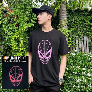 Marvel Men UV Sensitive spider-man T-Shirt - เสื้อยืดผู้ชายลายสไปเดอร์แมน เทคนิคสียูวีเปลี่ยนสีเมื่อโดนแดด  สินค้าลิขสิท