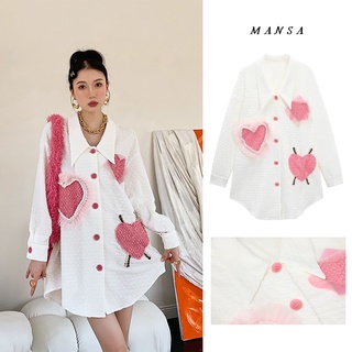 MANSA white heart textured oversized shirt เสื้อเชิ้ตผู้หญิง เสื้อโอเวอร์ไซส์ เสื้อเชิ้ตแขนยาว