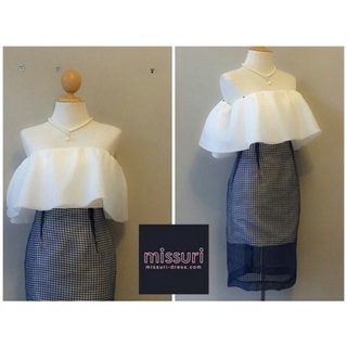 ชุดราตรีมือ 2  ชุดราตรีสั้นสีน้ำเงิน เสื้อครอปเกาะอกผ้าไหมดัชเชทสีครีม เน้นเอวกระโปรงเข้ารูปทรงสอบสีน้ำเงินยาวคลุมเข่า