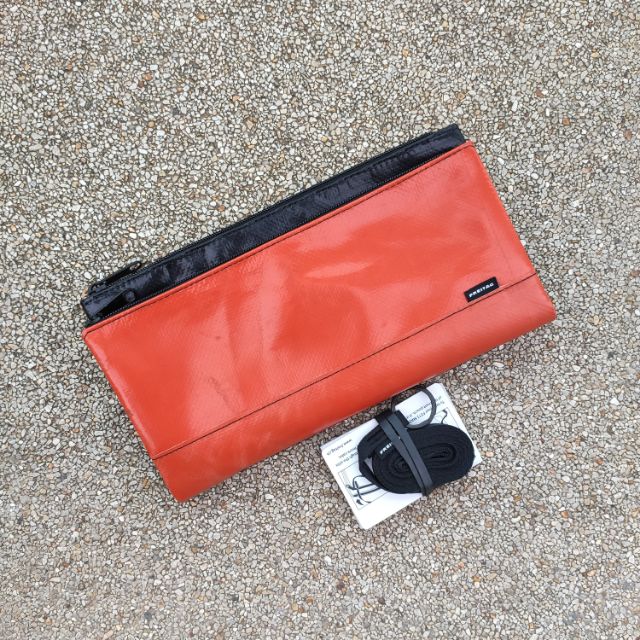 กระเป๋าสะพายข้าง Freitag 
รุ่น F271 MASIKURA  ผ้าใบสีส้ม/ดำ ซิปสีดำ ผ้าหนาเงา มือ 1