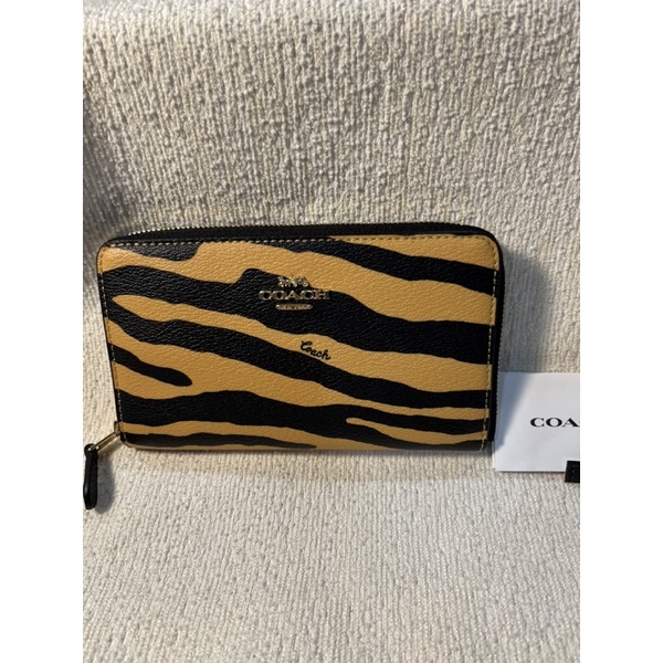 Coach กระเป๋าสตางค์ใบกลางซิปรอบลายเสือ ของแท้100%