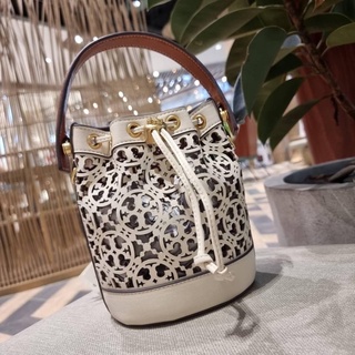 ใบเล็ก T O R Y BURCH T MONOGRAM LASER-CUT MINI BUCKET BAG