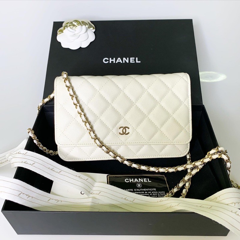 Used vary like new chanel woc off white color Holo26 (อะไหล่ทองแชมเปญ)