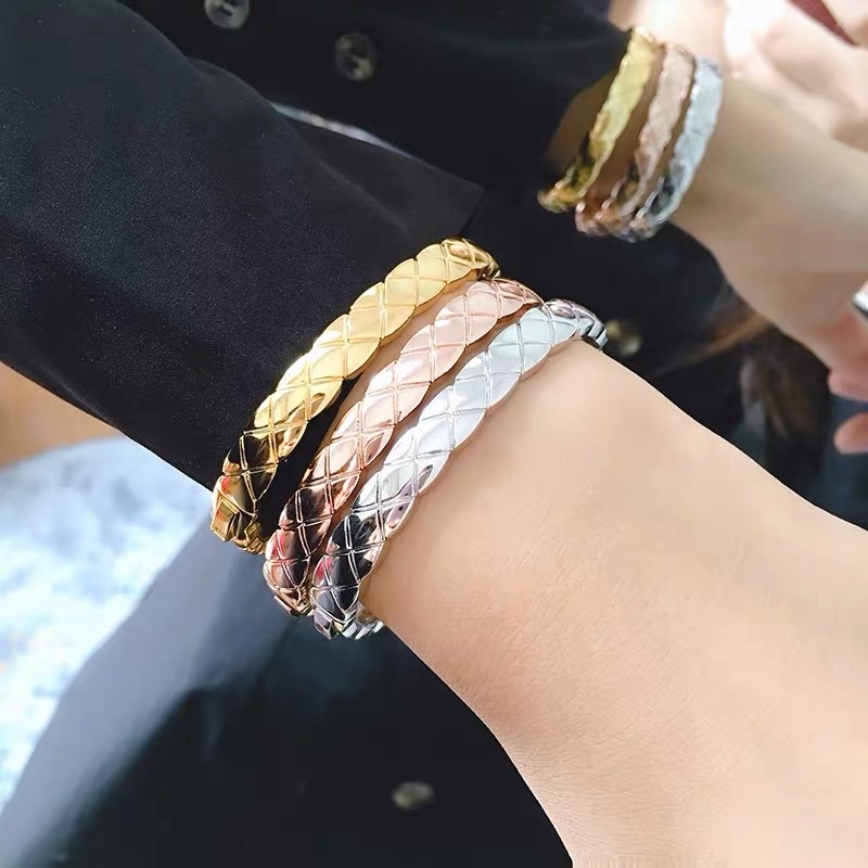 กำไลข้อมือไม่ลอกไม่ดำ เครื่องประดับ หญิง สแตนเลส ลายเส้นปริซึม