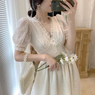 ชุดเดรสคอวีผ้าลูกไม้สีขาวสไตล์ฝรั่งเศสสําหรับผู้หญิง