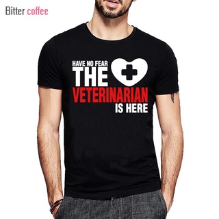 [COD]ขายดี เสื้อยืดแขนสั้น ผ้าฝ้าย พิมพ์ลาย Have No Fear The Veterinarian Is Here แฟชั่นฤดูร้อน ไซซ์ XS-XXXL