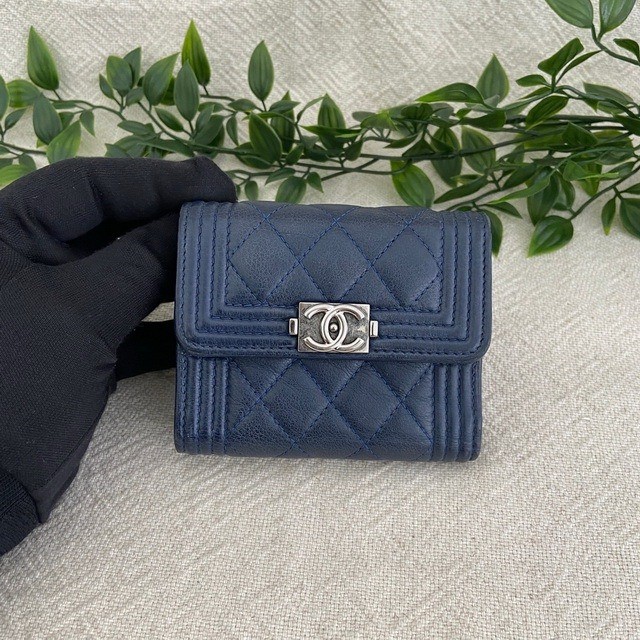 SA210201185 /  Chanel / Quilted Small Boy Flap Wallet Lamb SHW