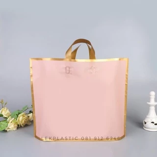 ถุงหูเทปสีพื้นขอบสีทองหูสีทองขนาดกว้าง35สูง30ซม.ฐาน6ซม.มี50ใบต่อแพ็ค (S)