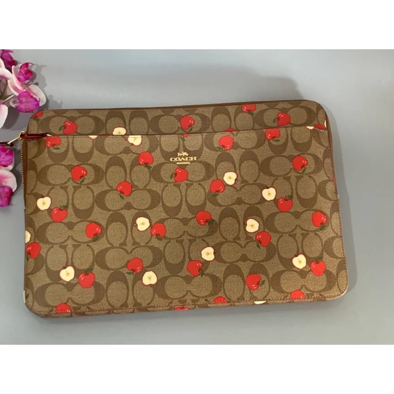 (ผ่อน0%) กระเป๋าใส่คอมพิวเตอร์ โน๊ตบุค งานshop COACH LAPTOP SLEEVE IN SIGNATURE CANVAS WITH APPLE PR