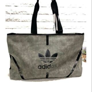 😺ADIDAS HAND BAG😺กระเป๋าถือทรงสปอร์ต วัสดุหนังกลับ หนังนิ่ม  สีเทา