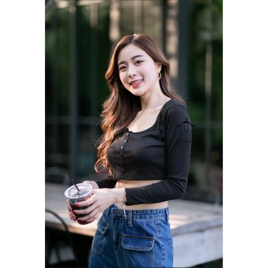 เสื้อครอปแต่งกระดุมหน้าแขนยาว เอวลอย (ผ้าร่อง) ครอปเก๋ น่ารัก ผ้ายืด