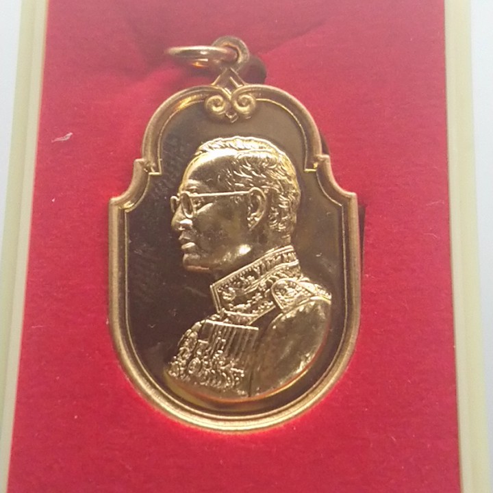 จี้เหรียญ เหรียญ เหรียญที่ระลึก วาระสร้างอุทยานราชภักดิ์ เนื้อทองแดงขัดเงา รัชกาลที่ 9 ร9  พร้อมกล่องเดิม
