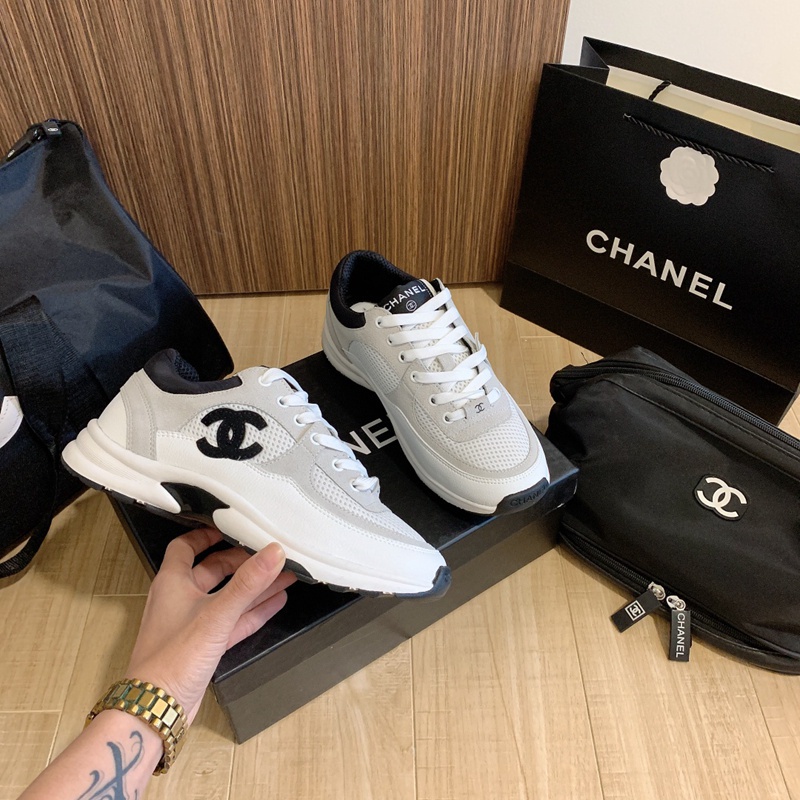 รองเท้ากีฬา Chanel หนังวัว แบบเรืองแสง สีขาว แฟชั่นคู่รัก สําหรับผู้หญิง