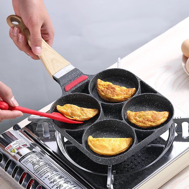 กระทะ 4 หลุม กระทะทำเบอร์เกอร์ไข่ Non-Stick ด้ามจับไม้ ใช้สำหรับเตาแก๊สและเตาไฟฟ้า ZB-102 ✔สินค้าพร้