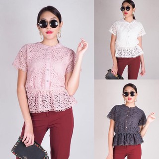เสื้อผ้าแฟชั่นผู้หญิงพร้อมส่ง Lamoda ผ้าลายดอกไม้ฉลุทั้งตัว ดีไซน์กระดุมหน้า จั๊มเอวนิด ๆ pattern ชายระบาย ทรงสวยมาก ๆ