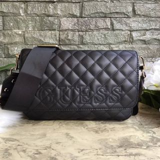 ส่งฟรี💥GUESS Shoulder Bag 
กระเป๋าสะพายข้าง ขนาดกระทัดรัด