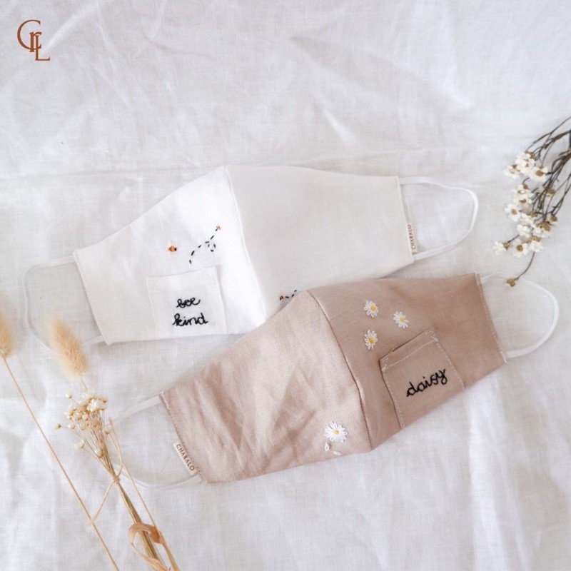 หน้ากากเย็บปักถักร้อยอ้าง PUTIH/การเขียนแบบผึ้ง, ผ้าลินิน Charalo สีขาวและสีน้ําตาล - หน้ากากเย็บปักถักร้อย