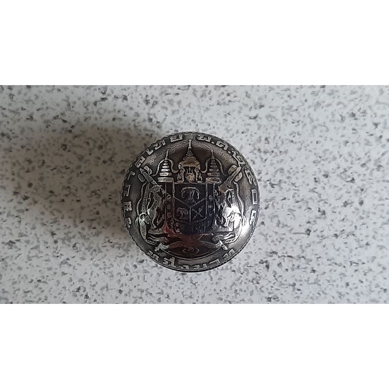 เบี้ยตราเเผ่นดินทำจากเหรียญบาทปี2505ทั้ง2ด้าน