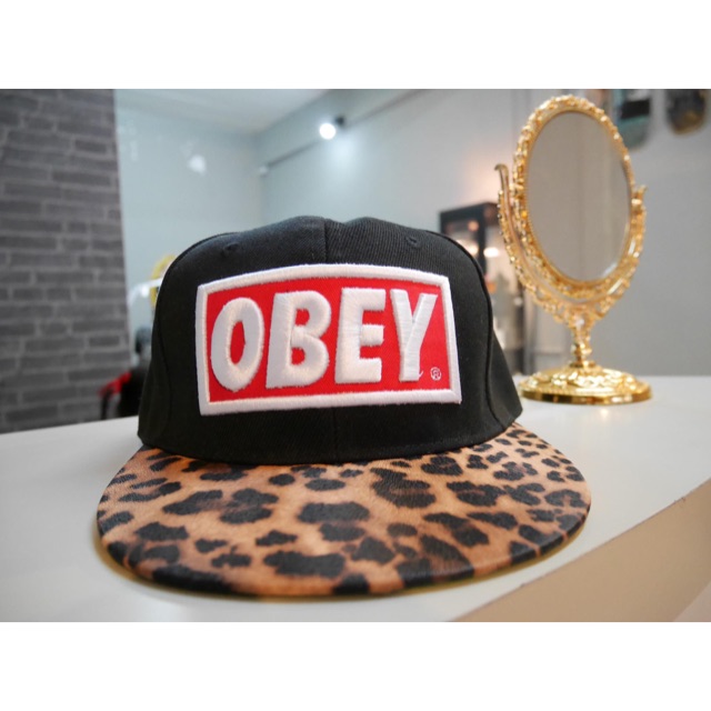 หมวก Obey