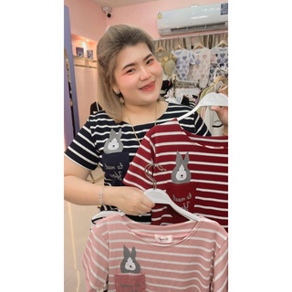 LO     🪟🧸💕 เสื้อยืดเกาหลี​ คอกลมoversize ลาย​ริ้วสกรีนส์​กระต่าย​ แต่งกระเป๋า ผ้าแฟชั่น​ รอบอก :38​-48++" แบบสวม​