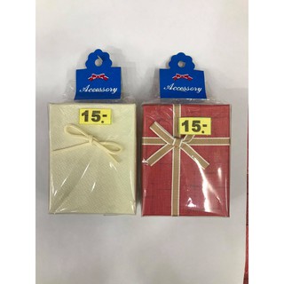 15 บาท กล่องของขวัญสำเร็จรูป ขนาด กว้าง 7 ซม. สูง 3 ซม. ( คละสีคละลายให้นะคะ )