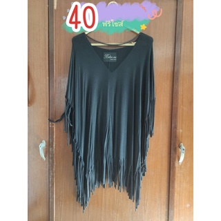 เสื้อยืดดำ ชายเสื้อเป็นเส้นๆ มือ2