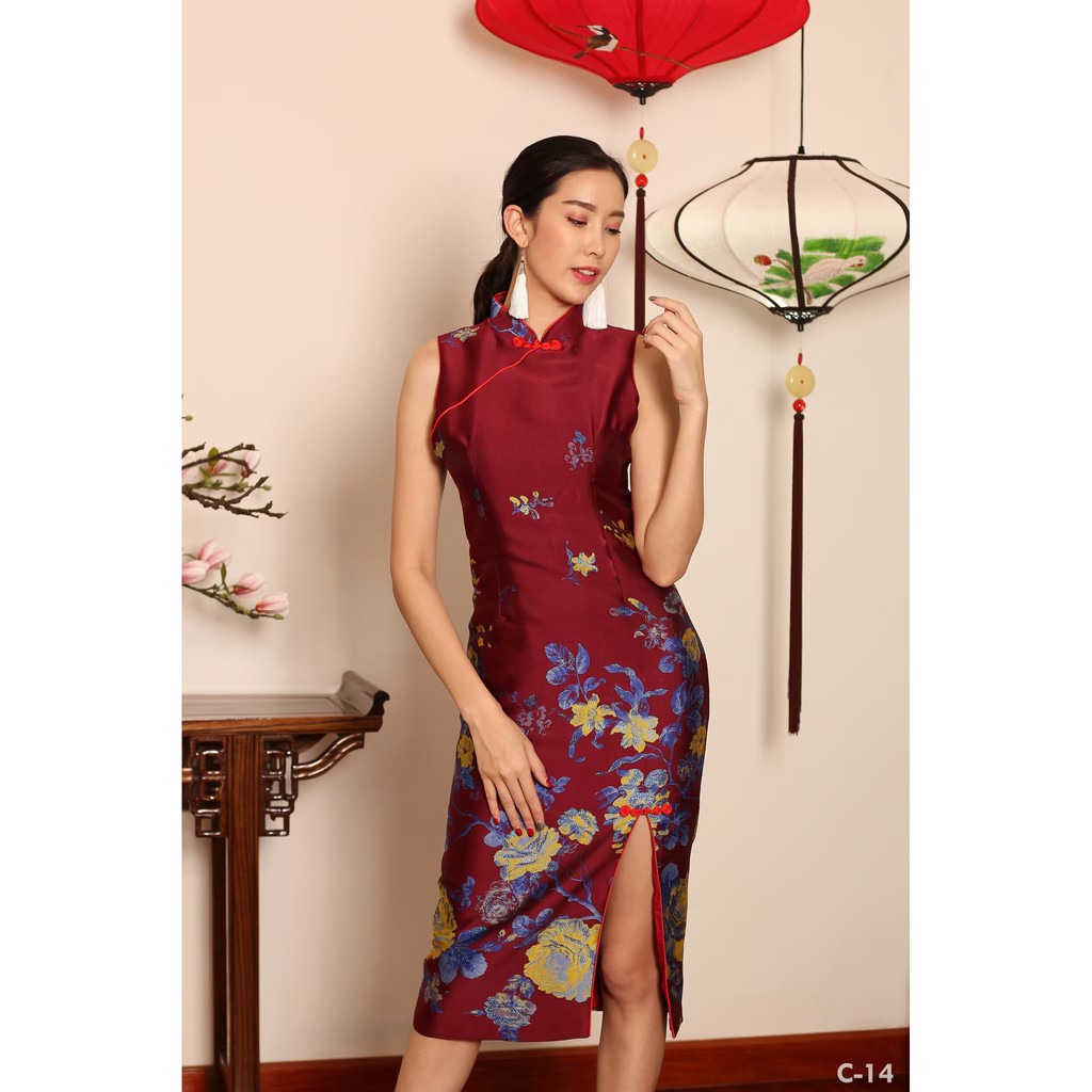 Carisa กี่เพ้า ชุดจีน ชุดเดรสยาว แขนกุด สวยหรู ลายดอกไม้สวยๆ ทอในตัวผ้า ผ่าหน้าขาด้านซ้าย [C14]