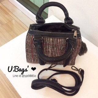 • พร้อมส่ง • กระเป๋าลายสก๊อต งานพรีเมี่ยม ทรงสวยเรียบหรู มาพร้อมพวงกุญแจปอมๆ + ป้าย น่ารัก