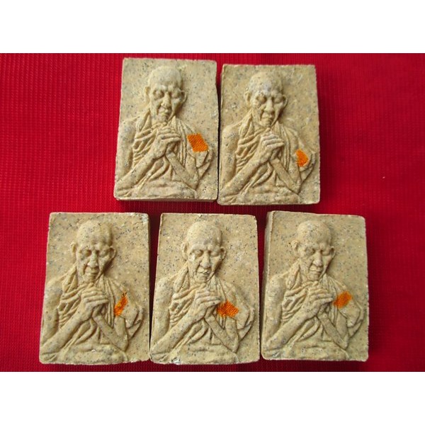 พระผงบุญรักษา หลังพญาครุฑ หลวงพ่อเกษม เขมโก ปี2532 ( ราคคาต่อ องค์)