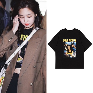 เสื้อยืดแขนสั้น พิมพ์ลายตัวอักษร Blackpink Jennie Pulp Fiction แฟชั่นคู่รัก สําหรับผู้ชาย และผู้หญิง