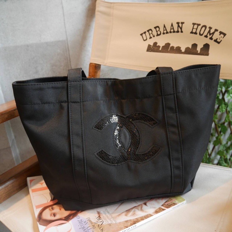 CHANEL Beaute VIP Gift กระเป๋า ทรง Tote bag ปัก โลโก้เลื่อมสีดำ จาก เคาท์เตอร์ CHANEL Beaute