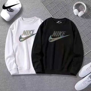 Nike เสื้อกันหนาว คอกลม พิมพ์ลายตะขอใหญ่ ของแท้ 100% สําหรับผู้ชาย และผู้หญิง