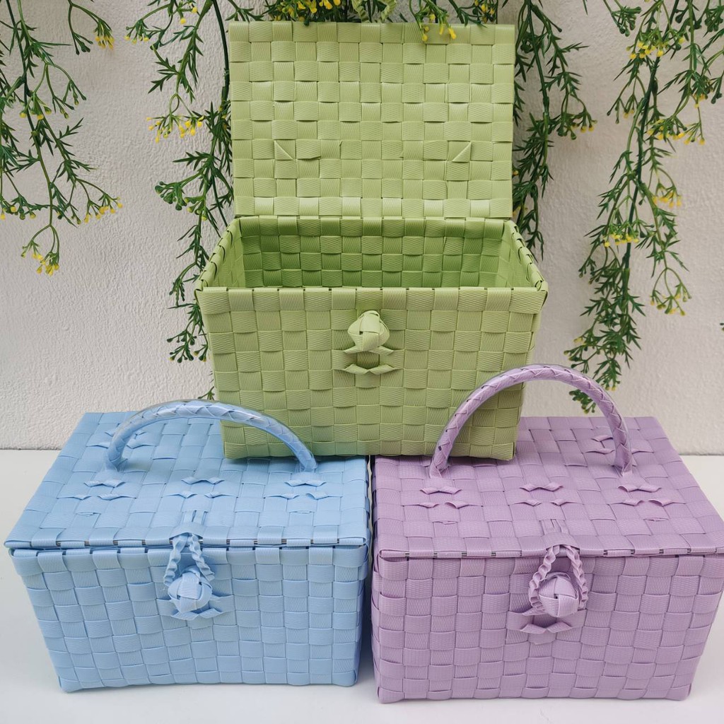 ตระกร้าสานเส้นพลาสติก มีฝาปิด สีพื้นขนาดกว้าง11ยาว18สูง11 CM กล่องอเนกประสงค์ เครื่องประดับ