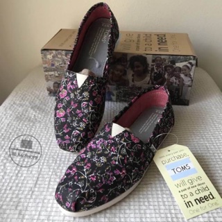 TOMS  black  flora (outlet) สีดำลายดอกไม้