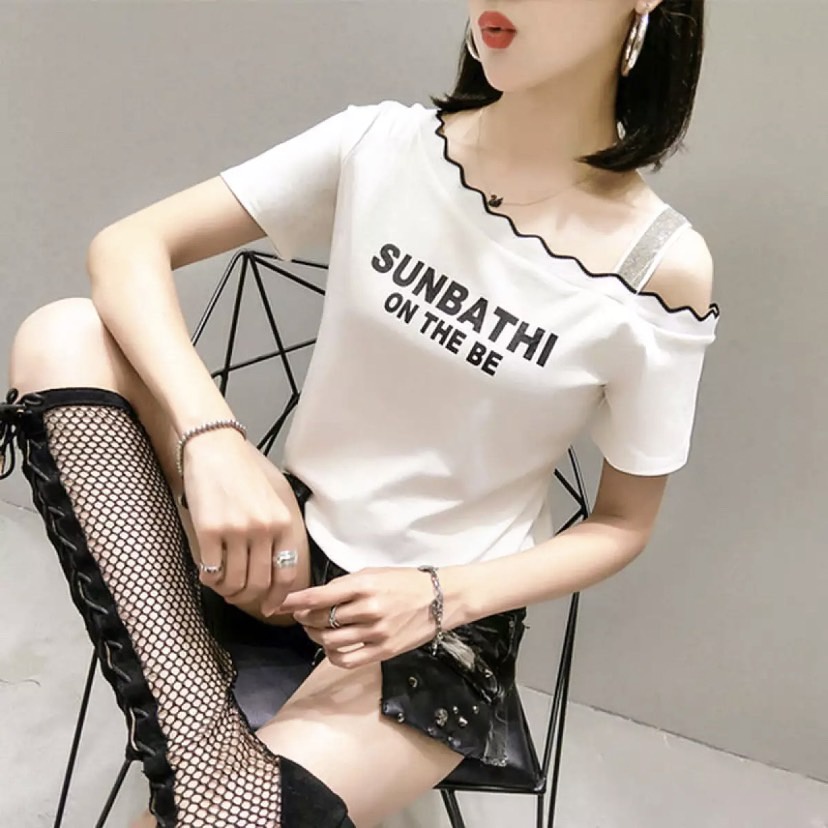 รุ่น-153 NEWเสื้อยืดแขนสั้นเปิดไหล่สไตล์เกาหลี เหมาะกับฤดูร้อน ข้างหน้าสกรีน ผ้านุ่มสวมใส่สบาย พร้อมส่ง