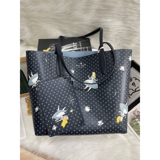 พร้องส่ง กระเป๋าสะพาย disney x kate spade new york alice in wonderland reversible tote