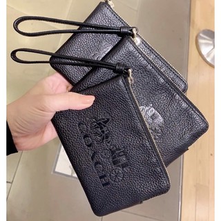 พร้อมส่ง แท้ 🇺🇸💯% New คล้องมือ 1 ซิป S JES CORNER ZIP WRISTLET WITH HORSE AND CARRIAGE (COACH 3580) IM/BLACK