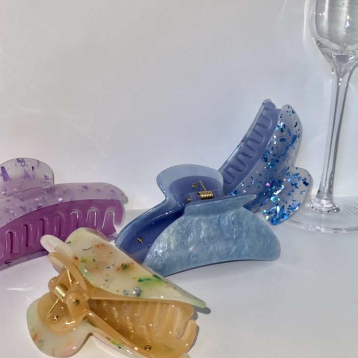 (No Re-stock🔥) gimmeblessed.co — Festive Spring hair claw (Size 8.5 cm/ *เหมาะสำหรับผมหนา)