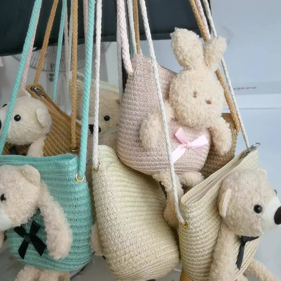 [พร้อมส่ง] กระเป๋าสะพายไหล่ สำหรับเด็กผู้หญิง กระเป๋าสานแฟชั่น ติดตุ๊กตาหมี ตุ๊กตากระต่าย ทำจากวัสดุธรรมชาติ