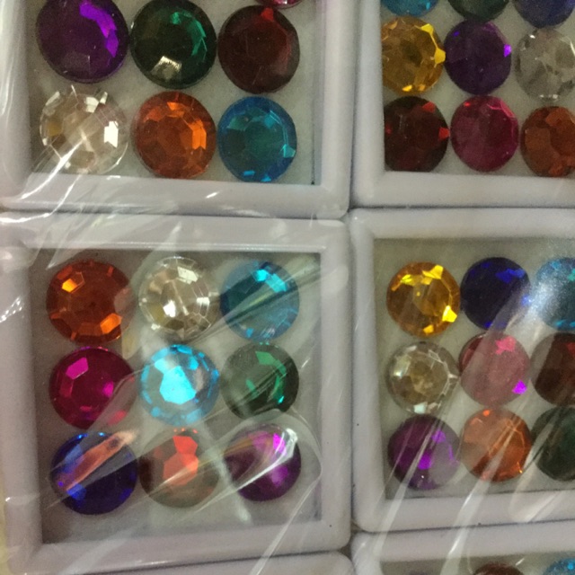 พลอย 9 สี เพชรพลอย เทียม ใช้ประกอบพิธีมงคล 1 กล่องมีเก้าชิ้น